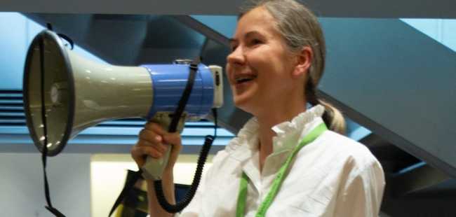 Femme avec megaphone